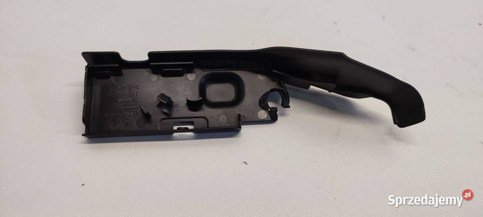 AUDI Q3 8U OSŁONA ZAWIASU MASKI LEWA 8U0823629