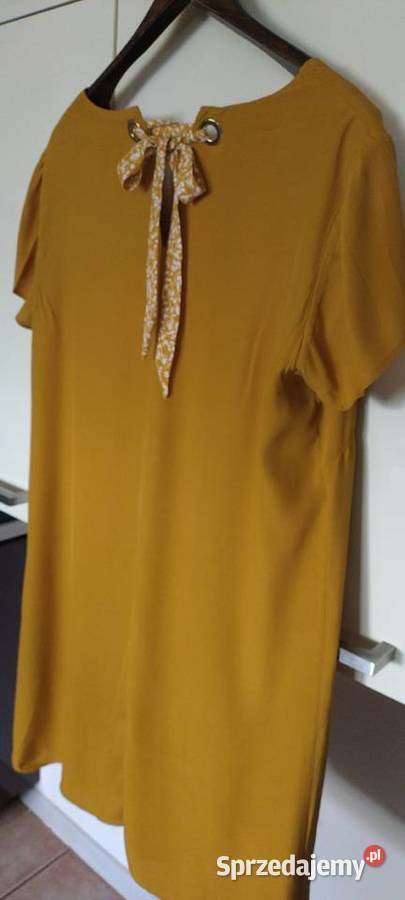 Sukienka w kolorze musztardowym
