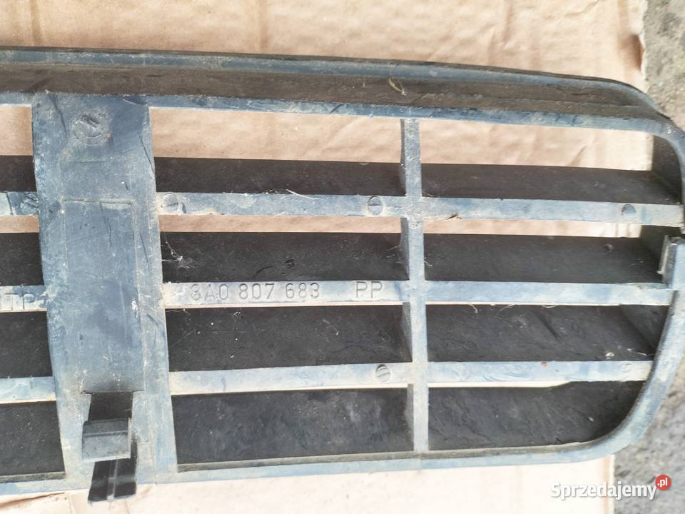 AUDI 80 B4 ŚRODKOWA KRATKA ZDERZAKA PRZEDNIEGO Kamień-Kolonia