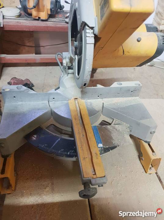 Ukośnica DeWALT DW707 stół mocowanie