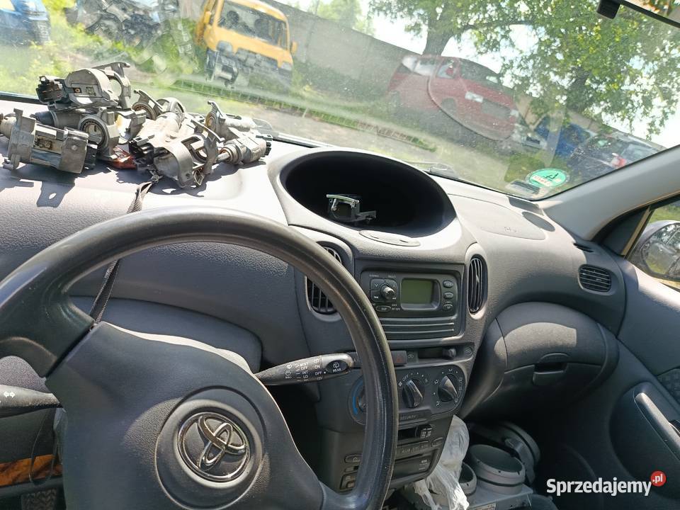 Toyota Yaris Verso 13 62 kW 2003 r dawca części Części samochodowe wielkopolskie Szklarka Myślniewska