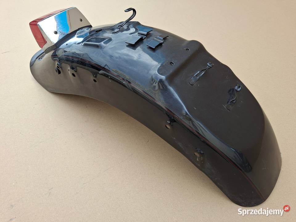 SUZUKI INTRUDER VS 1400 BŁOTNIK TYŁ LAMPA Bieleń