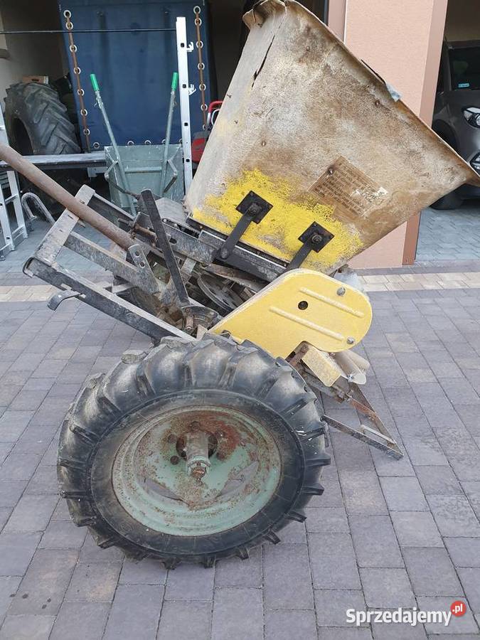 Rozsiewacz nawozu KOS nieuszkodzony Miedźno