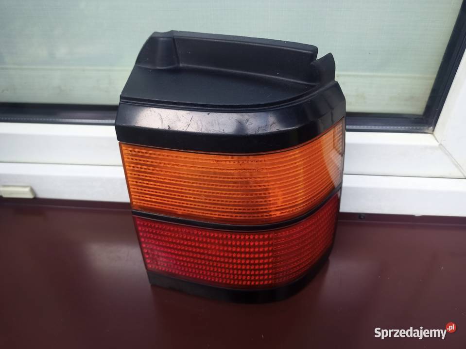 VW Passat B3 kombi lampa tył tylna prawa narożna