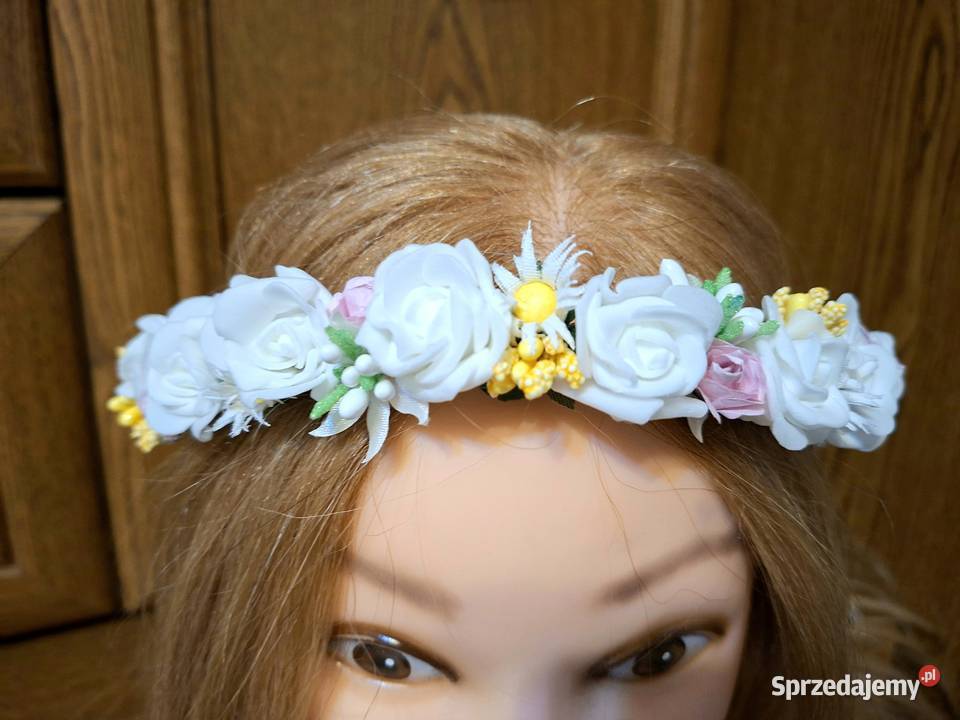 Wianek komunijny ze stokrotkami Borów