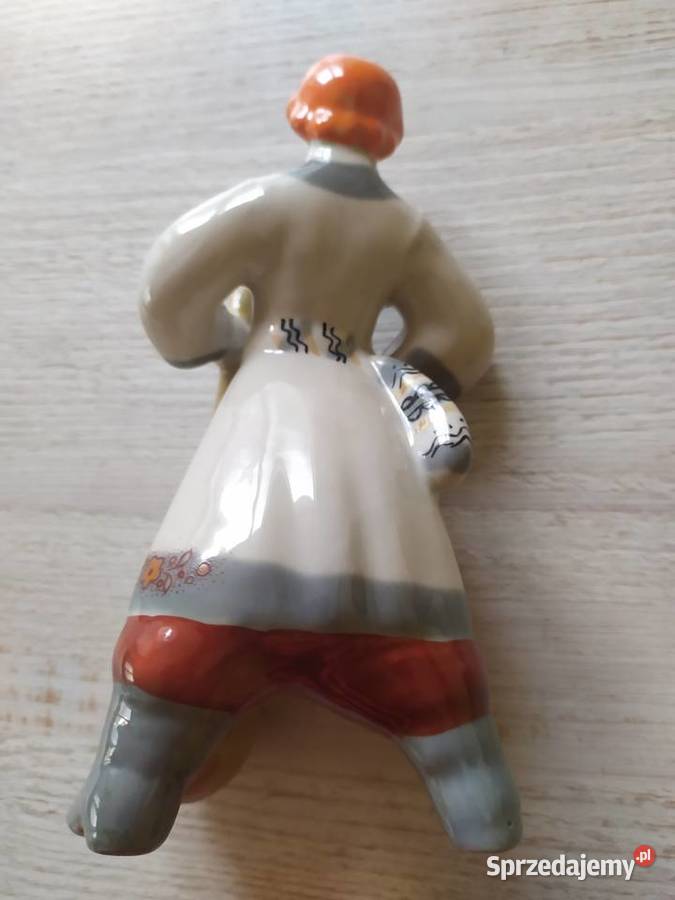 Figurka porcelanowa chłopak z maczugą Wołyń Porcelana i szkło Skierniewice
