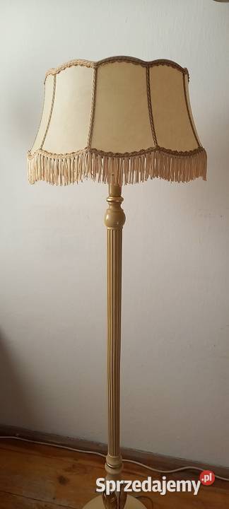 Elegancka drewniana lampa podłogowa w stylu Skierniewice