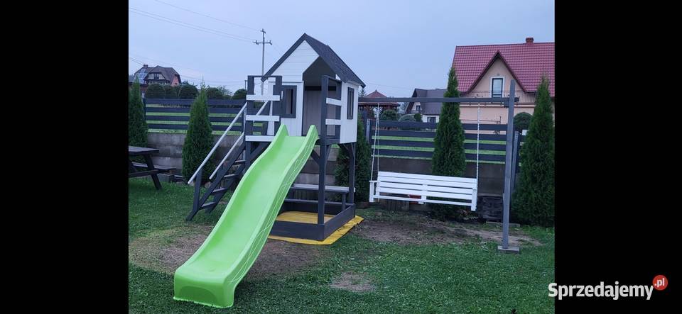 Plac zabaw dzieci domek huśtawka piaskownica