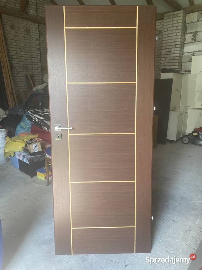 drzwi wewnętrzne prawe ciemnobrązowe złoty pasek Drzwi wewnętrzne lubelskie Świerże