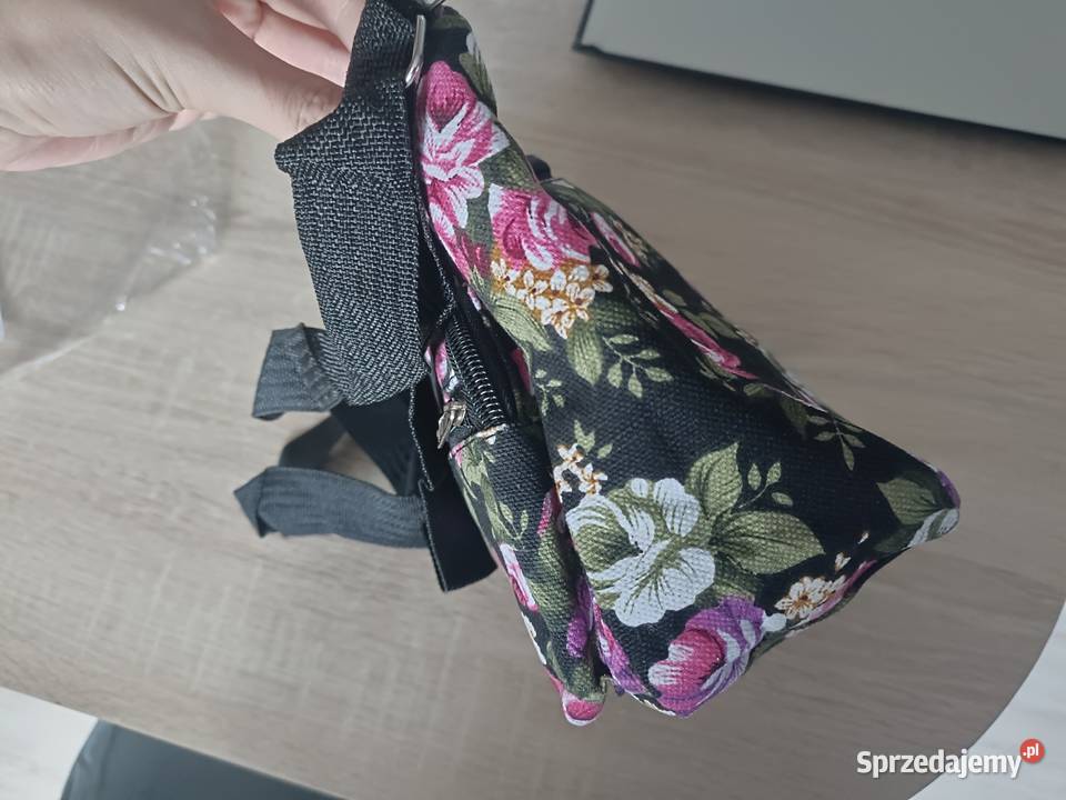 Torebka damska czarna w kwiaty Kwidzyn