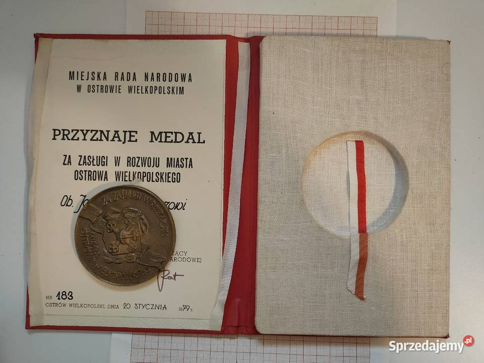 Ostrów Wielkopolski. Medal za zasługi w etui 1979.