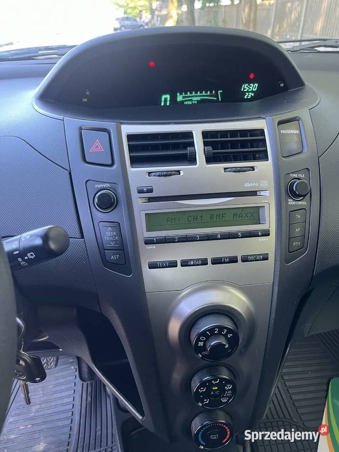 TOYOTA YARIS 2009 13 BENZYNA 100KM Motoryzacja świętokrzyskie Ostrowiec Świętokrzyski