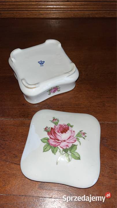 Puzderko Syg GDR Biała porcelana z różą