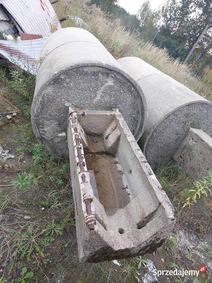 Betonowe elementy Łazy