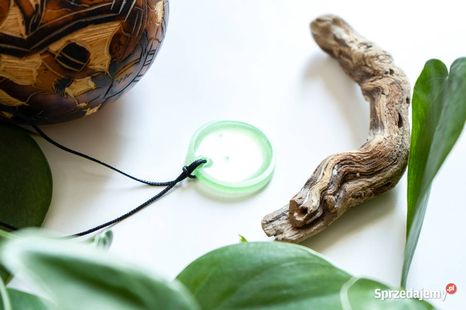 Świecący w ciemności zielony okrągły wisiorek i Warszawa sprzedam