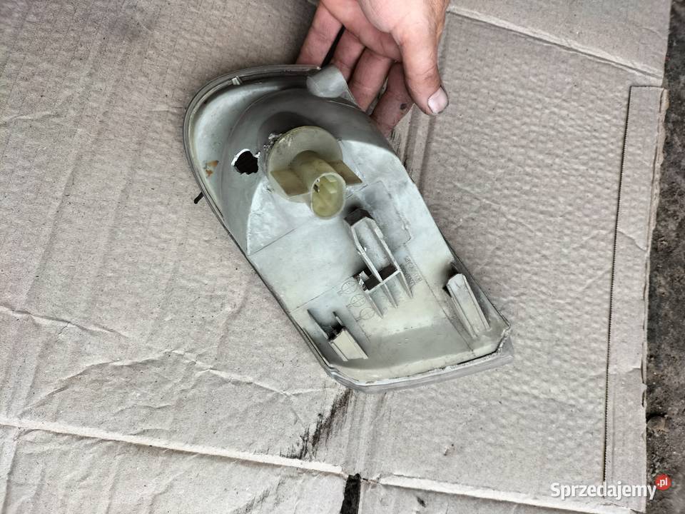 KIERUNKOWSKAZ PRAWY MIGACZ OPEL VECTRA B Kamień-Kolonia