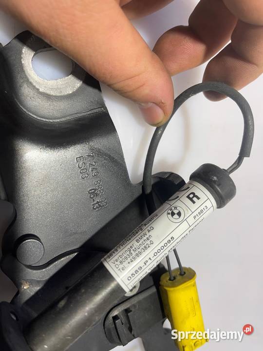 BMW F10 F11 ZAWIAS MASKI PRAWY NABÓJ ORYGINAŁ
