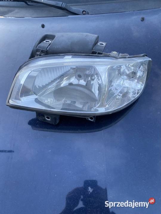 Lampa przednia lewa Toyota Corolla E12 0104 r Rok produkcji 2004