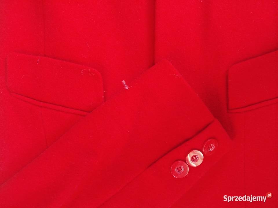 Czerwony płaszcz zimowy