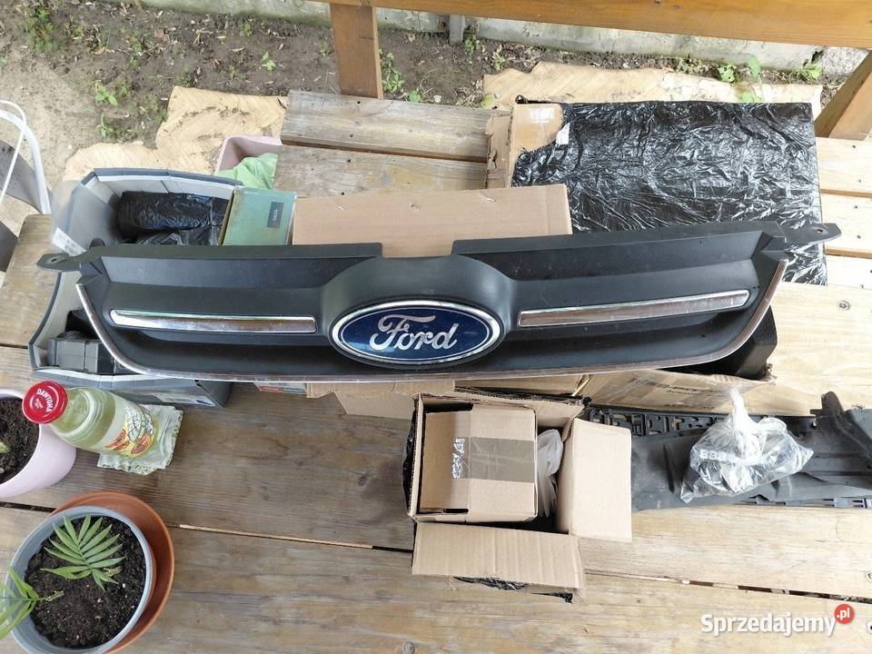 Grill logo ford grand c