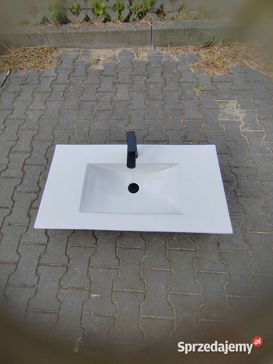 Duża umywalka z baterią i korkiem wpuszczana w Będzin