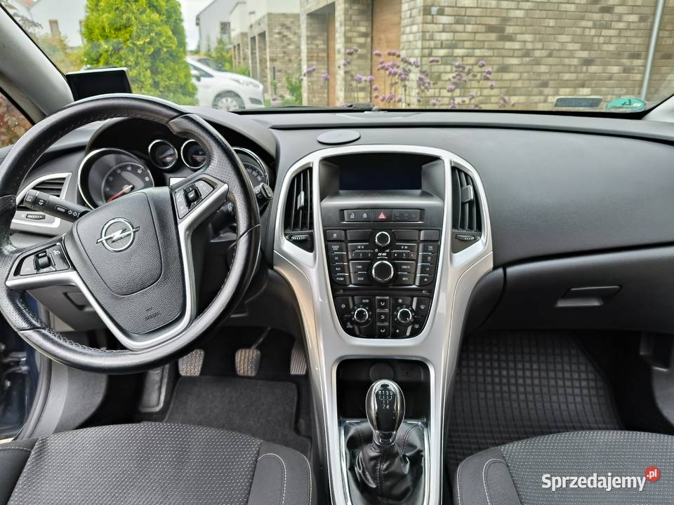 Opel Astra J 16 2010 z bagażnikiem FlexFix nieuszkodzony Wrocław