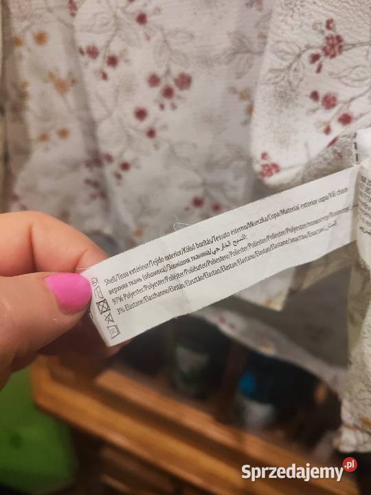 Biała bluzeczka z motywem drobnych kwiatków 40