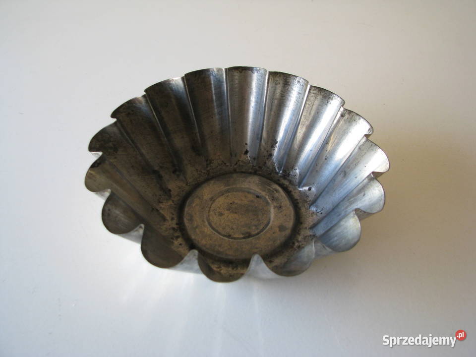 Mała zgrabna forma metalowa na babkę PRL Brzegi