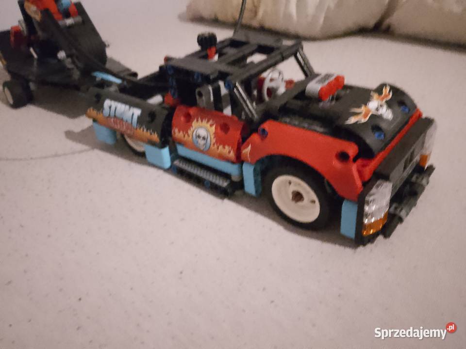 LEGO Technic 42106 furgonetka z przyczepą i Gaszyn