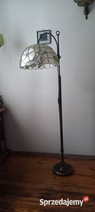 Lampa podłogowa z ruchomym ramieniem klosz