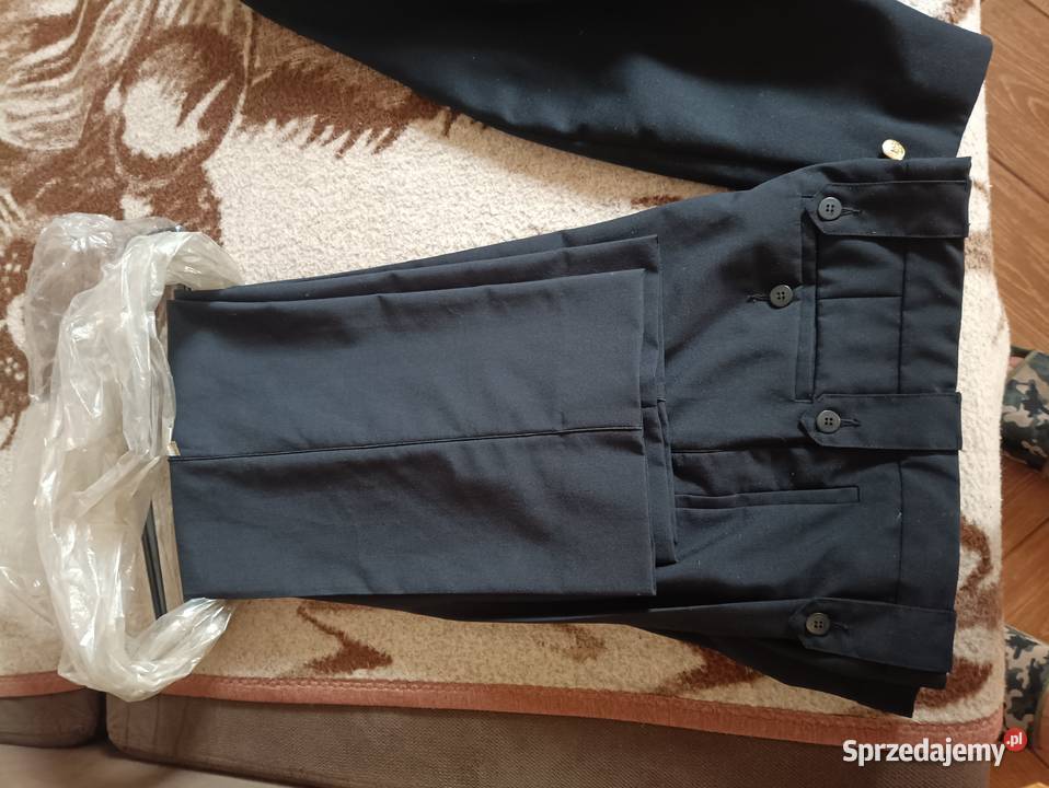 Mundur policjanta Hiszpania ok 170 Łomianki