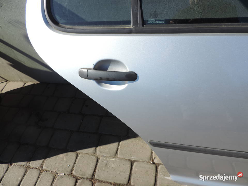 VOLKSWAGEN GOLF IV 5D DRZWI PRAWY TYŁ LA7W Rok produkcji 2001 Nowy Sącz sprzedam