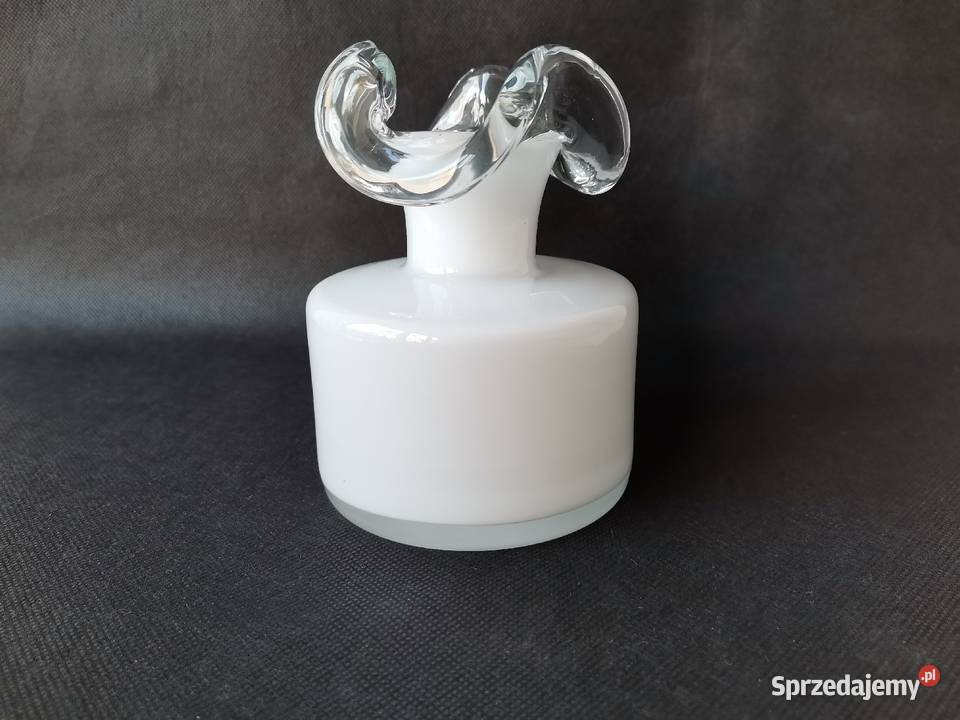 Stary biały wazon z falbanką huta Tarnowiec proj Porcelana i szkło śląskie Katowice