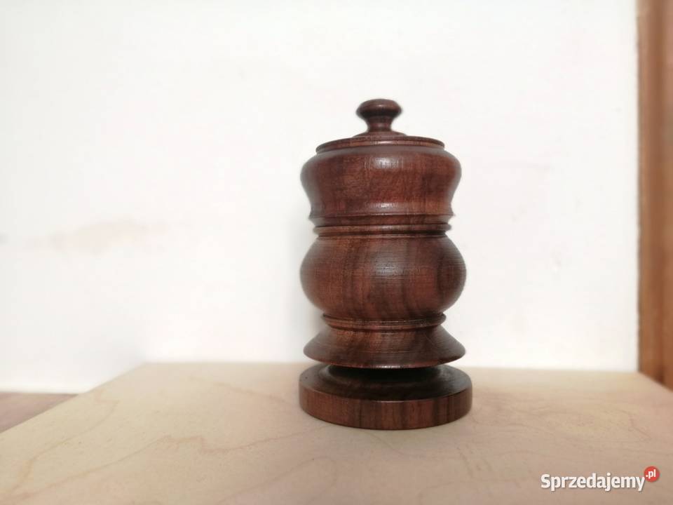 Stary drewniany zamykany pojemniczek