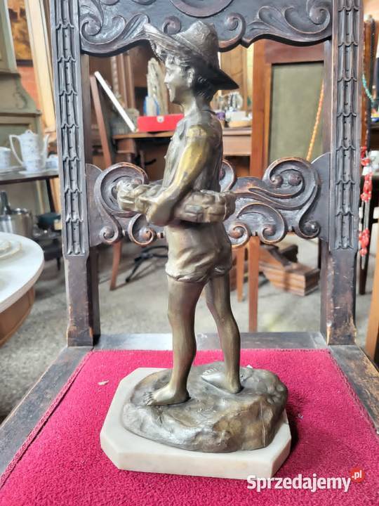 Figura rybaka z cynkalu na marmurze