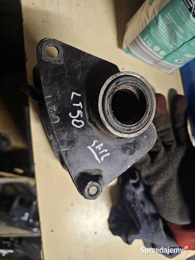 Suzuki LT 50 Piasta mocowanie wahacz wahacza osi