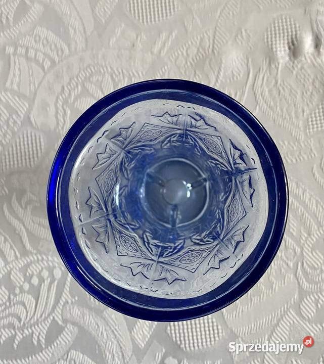 Chabrowy wazonik z reliefowym zdobieniem Warszawa