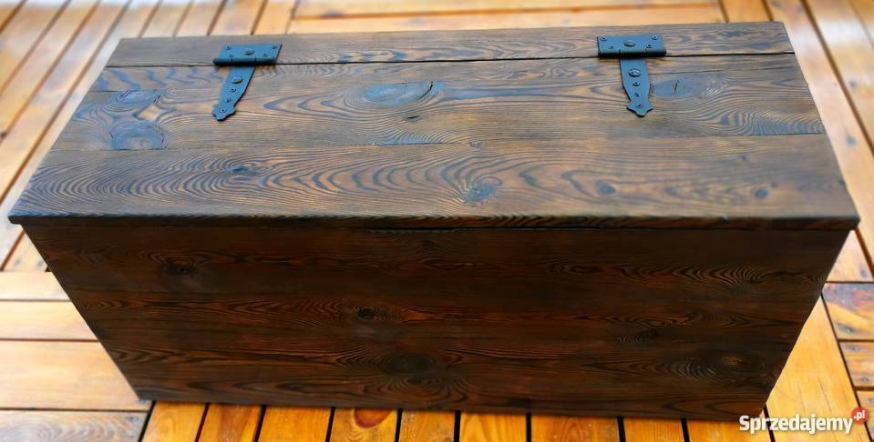 Rustykalna kolonialna skrzynia ogniem malowana