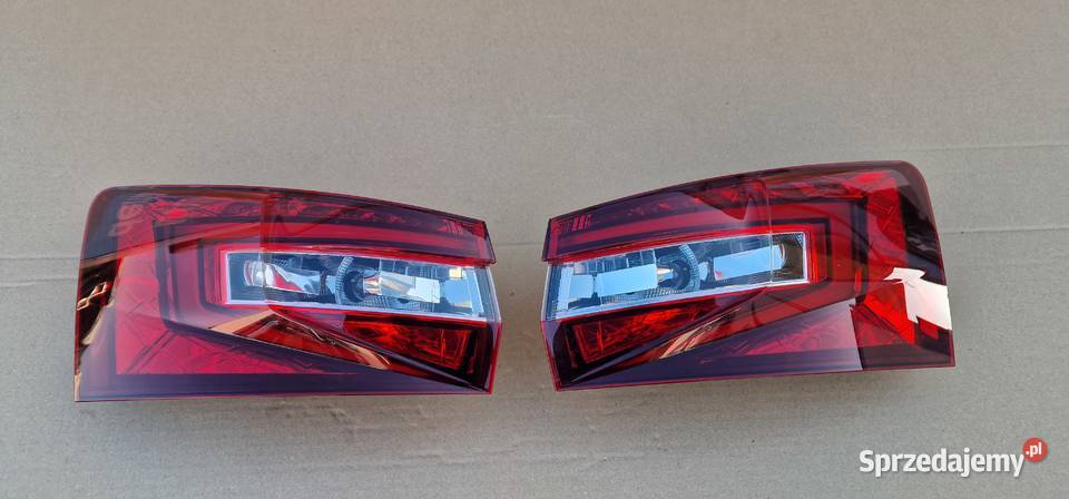 SKODA SUPERB III 3 KOMBI LAMPA TYLNA TYŁ PRAWA Bieleń