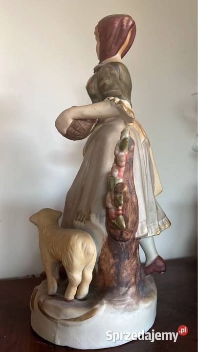 Figurka dziewczyny z owieczką Bez sygnatury Made Gdańsk