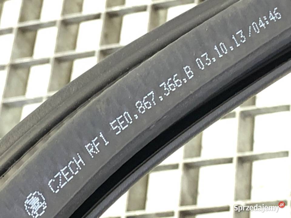 USZCZELKA DRZWI PRZÓD PRAWA SKODA OCTAVIA III osobowe