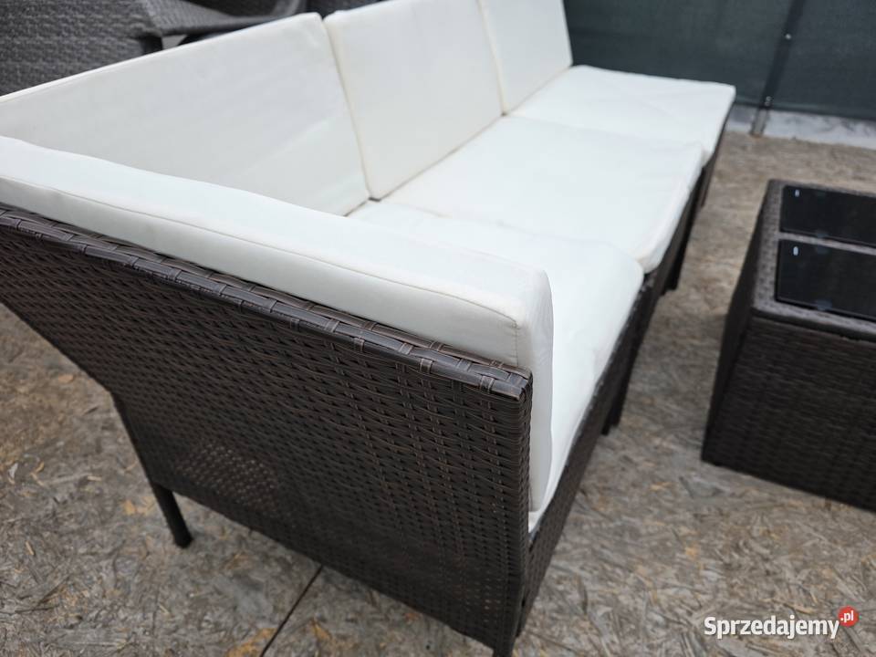 Meble do ogrodu sofa z poduszkami stolik Wschowa
