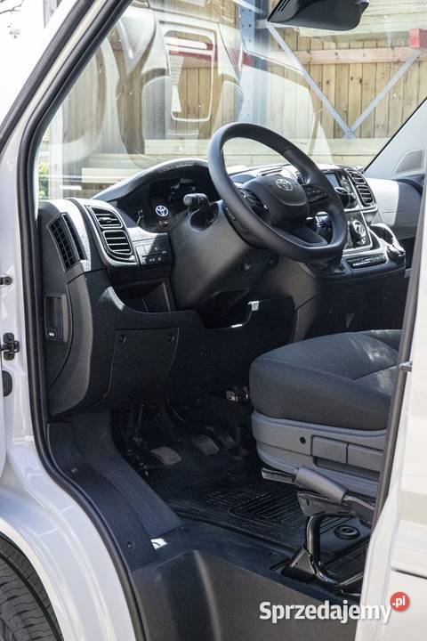 Wynajem busa dostawczego Toyota ProAce L3H2 HAK Warszawa