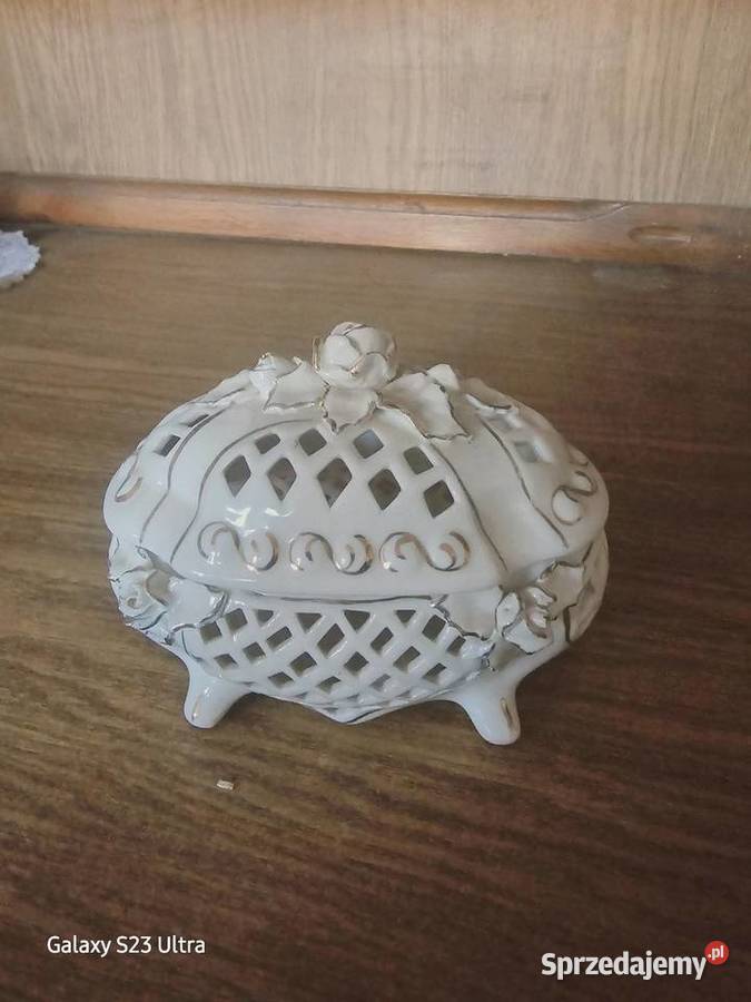 Porcelanowa szkatułka ażurowa z różami Styl Olsztyn