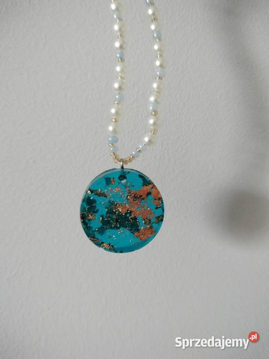 Ręcznie robiony naszyjnik z koralików i żywicy Pszów