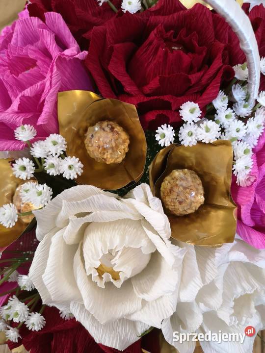 Koszyk róż z cukierkami Ferrero Rocher w środku mazowieckie Otrębusy