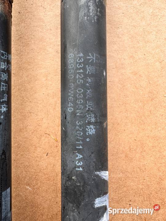 Siłowniki klapy tylnej Yaris III 1120 689500w640 osobowe Siłowniki Brzesko