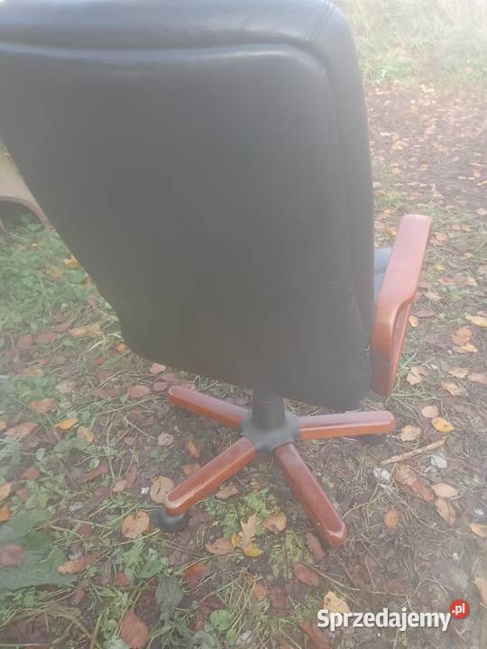 Fotel skórzany obrotowy czarny drewno brązowy