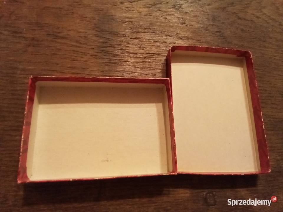 Stare małe pudełko czerwone ambergers