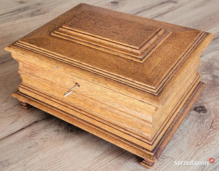 Drewniana stara ręcznie wykonana szkatułka z Kraków